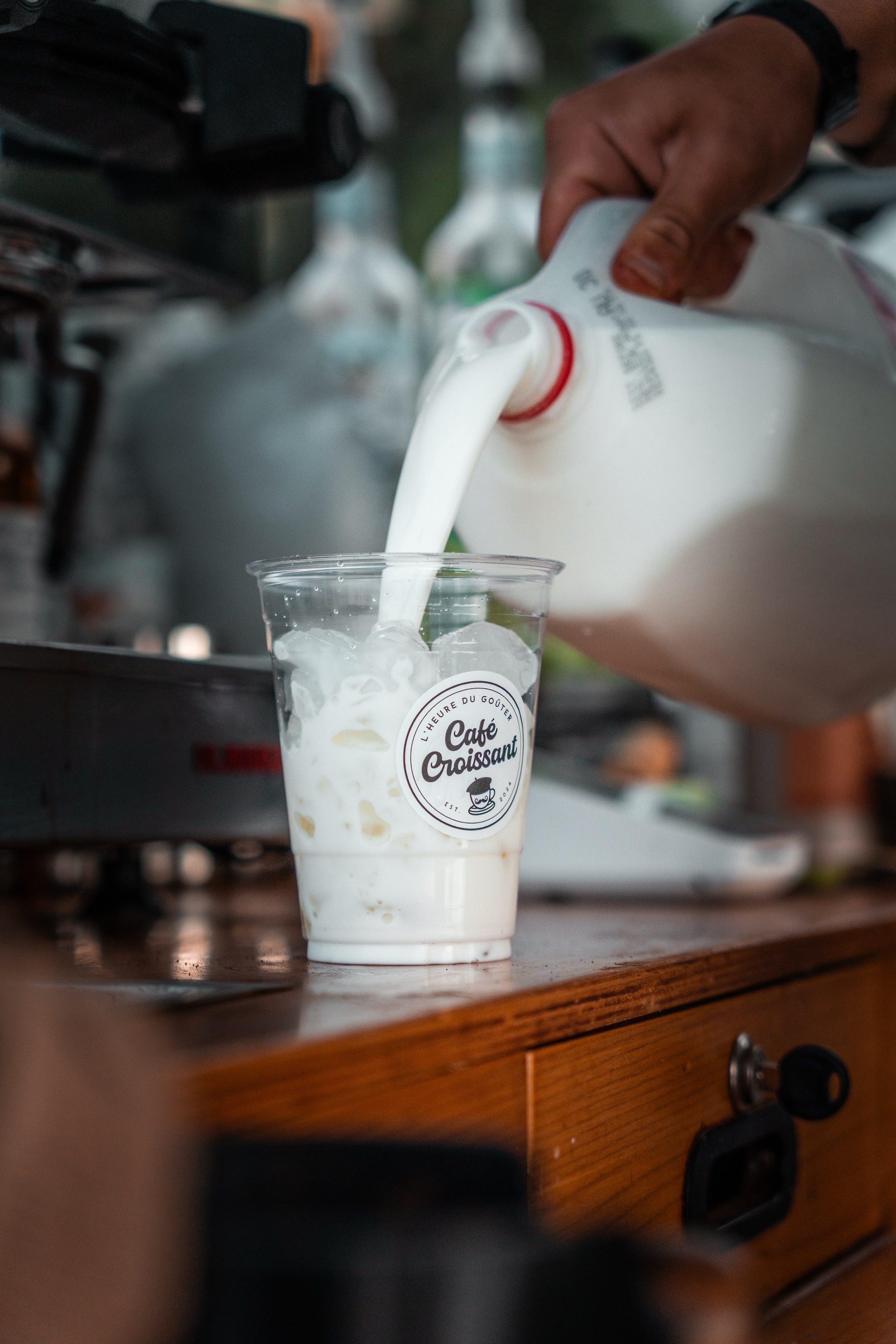 Café Croissant, service en cours, ambiance